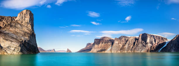 panoramiczny widok na klify i góry w zatoce buchan, baffin island, kanada. - baffin island zdjęcia i obrazy z banku zdjęć