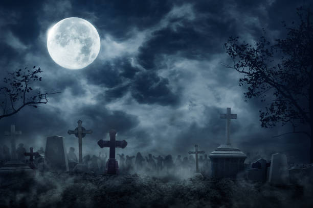 zombie que levanta-se fora de um cemitério do cemitério na noite escura assustador - cemetery halloween moon spooky - fotografias e filmes do acervo