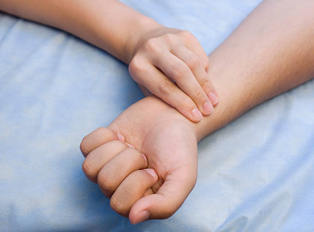 doctor taking patient's pulse. - nabız kontrolü stok fotoğraflar ve resimler