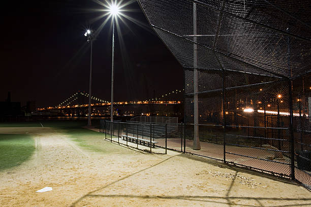 terrain de baseball - baseball diamond flash photos et images de collection