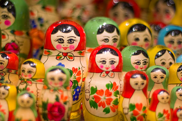 grupo de babushkas - russian nesting doll babushka doll large group of objects - fotografias e filmes do acervo