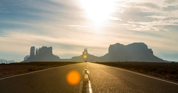 conduite de bus sur une autoroute dans monument valley, nouveau-mexique, etats-unis - western culture flash photos et images de collection