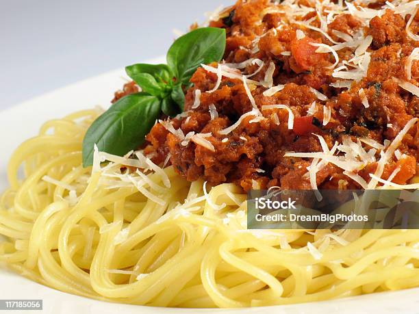 Photo libre de droit de Monticule De Spaghetti banque d'images et plus d'images libres de droit de Aliment - Aliment, Assiette, Basilic