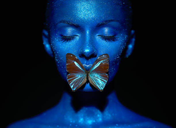 fashion model woman with blue butterfly - stage makeup make up women body paint imagens e fotografias de stock