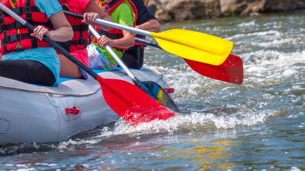 viaje de rafting. vista de cerca de los remos con salpicaduras de agua. - sports team sport rowing teamwork rafting fotografías e imágenes de stock