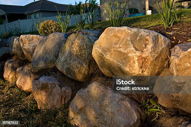 Filtra Golden Luz Del Sol Iluminates Rock Muro De Contención Foto de stock y más banco de imágenes de Pared