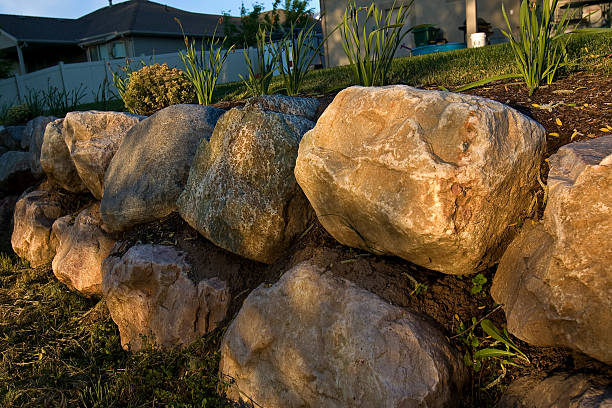 filtre lumière dorée iluminates rock mur de retenue des eaux - landscaped retaining wall wall stone photos et images de collection