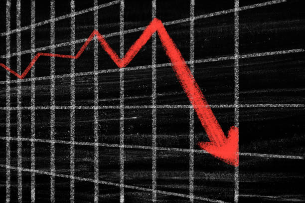 flecha de recesión en la pizarra - stock market stock ticker board stock market data finance fotografías e imágenes de stock