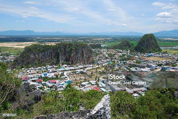 Ciudad Y Las Formaciones Moiuntains Karst En Mármol En Vietnam Foto de stock y más banco de imágenes de Aire libre