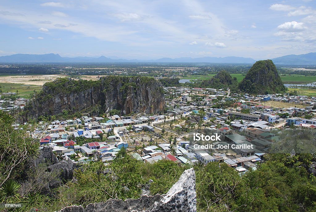 Cidade e formações cársticas em mármore Moiuntains no Vietnã - Foto de stock de Cidade royalty-free