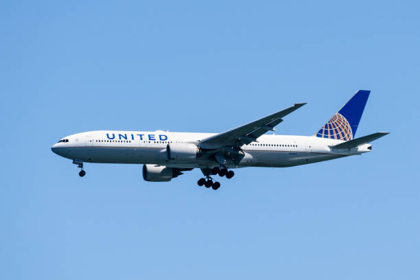 united airlines aircraft preparing for landing at san francisco international airport (sfo) - san francisco international airport san francisco bay area sfo airplane imagens e fotografias de stock