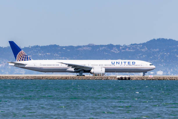 united airlines aircraft preparing for takeoff at san francisco international airport (sfo) - san francisco international airport san francisco bay area sfo airplane imagens e fotografias de stock