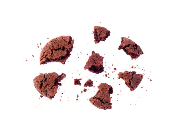 schokoladenkekse gebrochen fallen isoliert - cookie sugar oatmeal isolated stock-fotos und bilder
