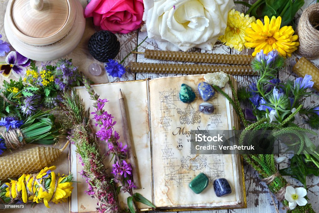 Libro De Hechizos De Brujas Caléndula Flores De Rosa Cristales De Reiki Y Velas Sobre Mesa De Madera Foto de stock y más banco de imágenes de Medicina herbaria - iStock Libro De Hechizos De Brujas Caléndula Flores De Rosa Cristales De Reiki Y Velas Sobre Mesa De Madera Foto de stock y más banco de imágenes de Medicina herbaria - iStock