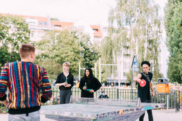 группа альтернативной молодежи, играющая в пинг-понг в берлине - table tennis table стоковые фото и изображения