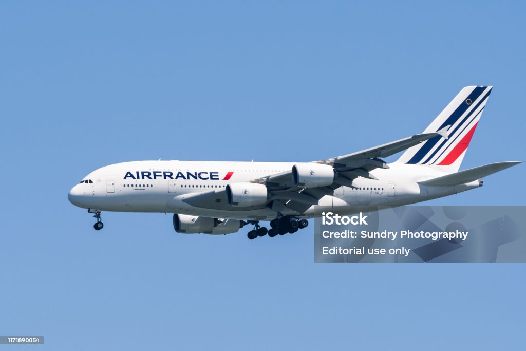 Avion d'Air France se préparant à l'atterrissage à l'aéroport international de San Francisco (SFO) - Photo de Affaires libre de droits