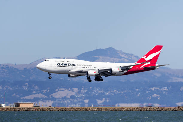 qantas aircraft preparing for landing at san francisco international airport (sfo) - san francisco international airport san francisco bay area sfo airplane imagens e fotografias de stock