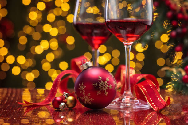 rode wijn voor vakantie. - wine christmas stockfoto's en -beelden