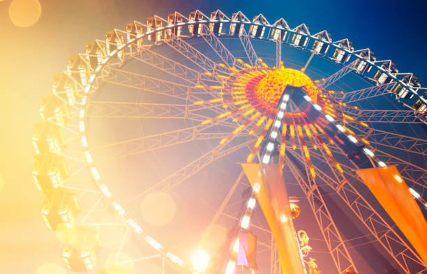 fondo de la noria por la noche - ferris wheel carnival amusement park wheel fotografías e imágenes de stock