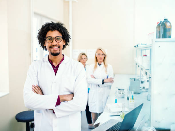 istock Team of smiling chemists in a laboratory 1171893268