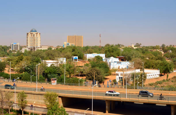 el horizonte de niamey desde la avenida francois mitterrand, níger - niger fotografías e imágenes de stock