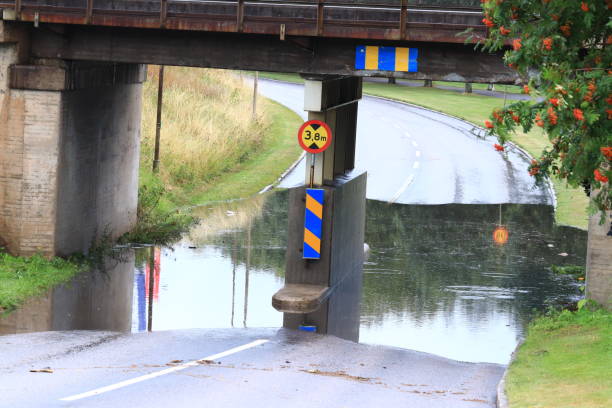 inundación en viaducto - desbordar fotografías e imágenes de stock