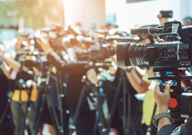 Press conference Video camera on blurred group of press and media photographer as background press room photos stock pictures, royalty-free photos & images