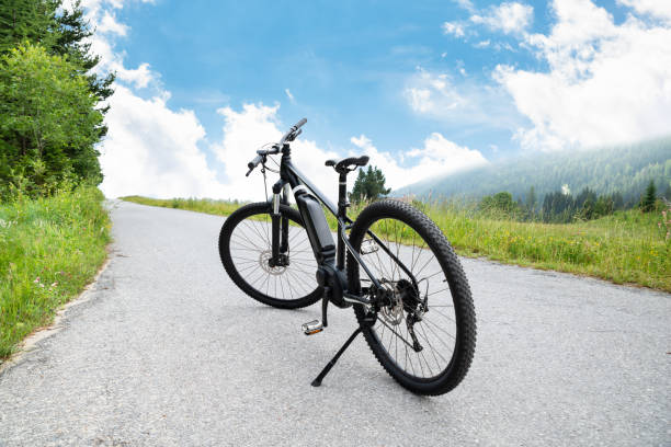 vélo de montagne électrique dans les montagnes - location vélo photos et images de collection