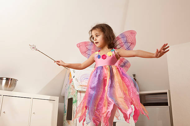 fille en robe rose avec des ailes de fées - fairy costume photos et images de collection