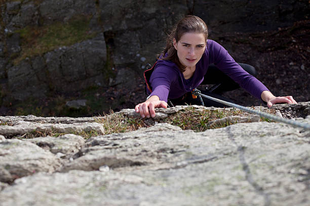donna absailing con lago di seguito - climbing rock climbing women mountain climbing foto e immagini stock