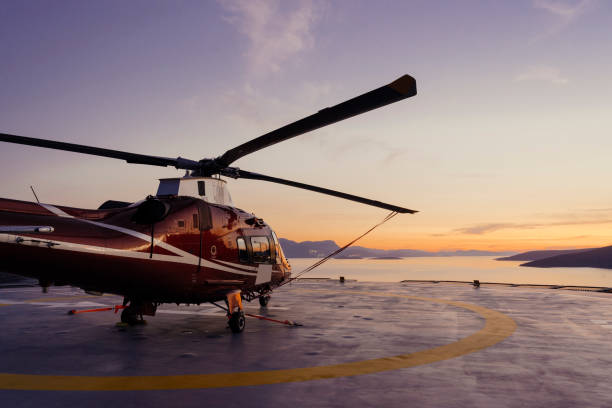 沖合いのプラットホームのヘリコプターの駐車着陸、ヘリコプターの移動乗客 - ヘリコプター ストックフォトと画像