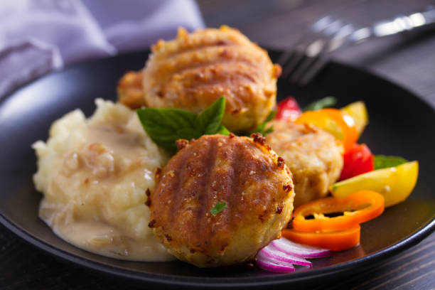 fish cakes with mashed potatoes and vegetables. fish patties. fried cutlets of minced fish - sausage food mash grilled imagens e fotografias de stock