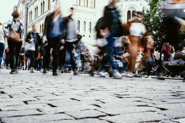 strade affollate e motion blur in città, gruppo multietnico di persone a oslo, norvegia - norwegian culture foto e immagini stock