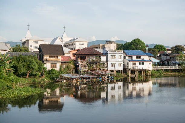 istock THAILAND CHANTHABURI CITY MAE NAM RIVER 1171934042