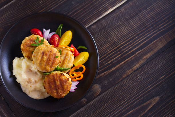 fish cakes with mashed potatoes and vegetables. fish patties. fried cutlets of minced fish - sausage food mash grilled imagens e fotografias de stock