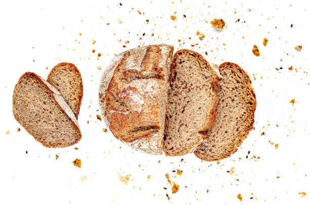 白い背景に分離されたスライスされたマルチグレインパン。ライ麦パンとパン粉のスライス。トップビュー。クローズアップ - bakery bread breakfast close up ストックフォトと画像