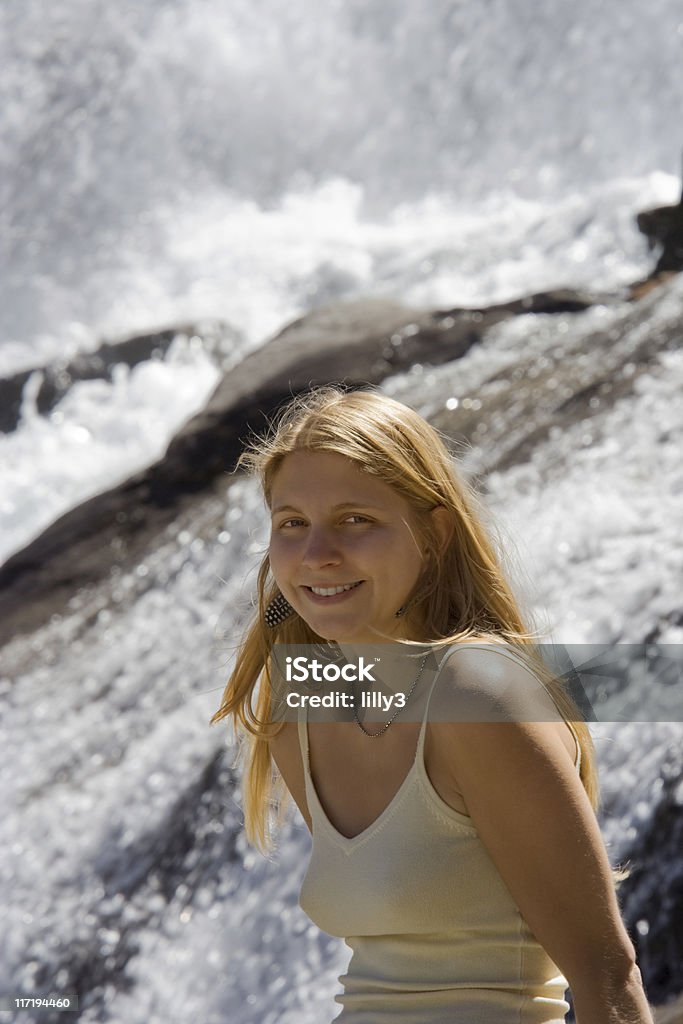 Mujer joven en las montañas rocosas canadienses - Foto de stock de 20 a 29 años libre de derechos