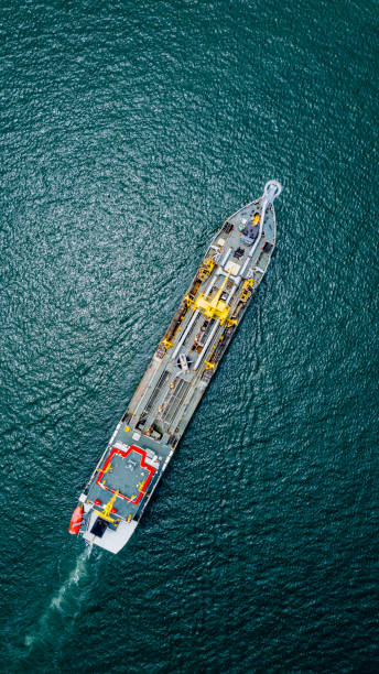 buque petrolero en el mar de singapur - supertanker fotografías e imágenes de stock