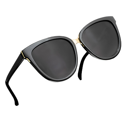 Primer plano de gafas de sol femeninas negras y doradas aisladas en blanco photo