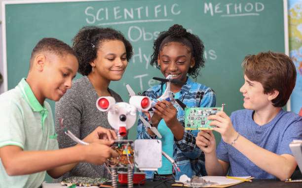 中学生は、技術、工学の授業でロボットを構築します。 - junior high 写真 ストックフォトと画像