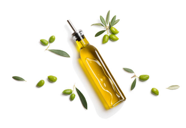 оливковое масло в бутылке и свежие оливки. выше вид. - oil olive стоковые фото и изображения