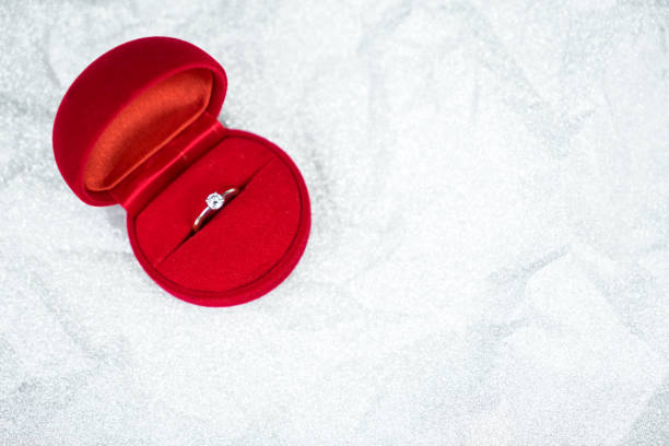 caixa vermelha do anel com anel de diamante para o dia do casamento - day gem ring open - fotografias e filmes do acervo