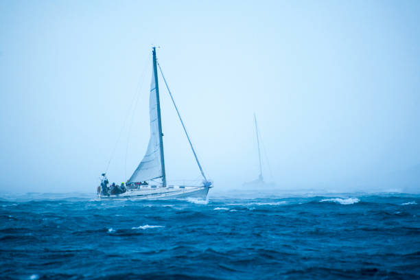 segeln - sailboat storm teamwork competition stock-fotos und bilder