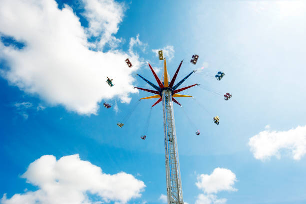 sky high spin na targach, anglia, wielka brytania - carnival spinning built structure frame zdjęcia i obrazy z banku zdjęć