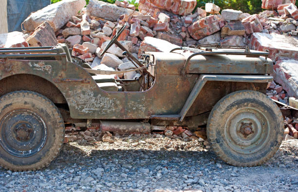 jeep abandonado, inglaterra, reino unido - car individuality military 4x4 fotografías e imágenes de stock