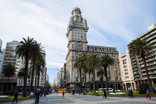 vista sobre a plaza independencia em montevideo - uruguay montevideo facade built structure - fotografias e filmes do acervo