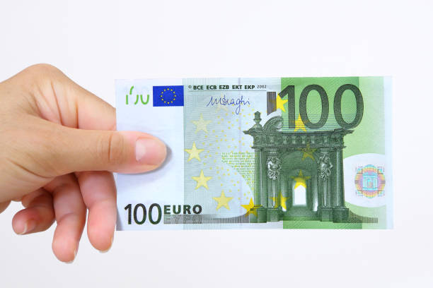 mano con in mano un simbolo frontale verde verde da 100 euro - currency bill paper number 50 foto e immagini stock