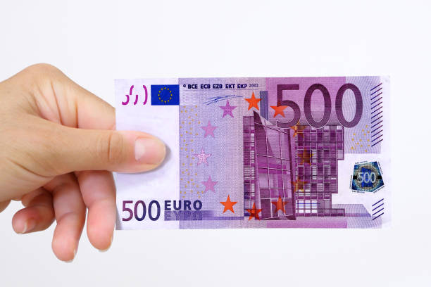 mano con in mano una nota da 500 euro - number 100 number 500 paper currency close up foto e immagini stock