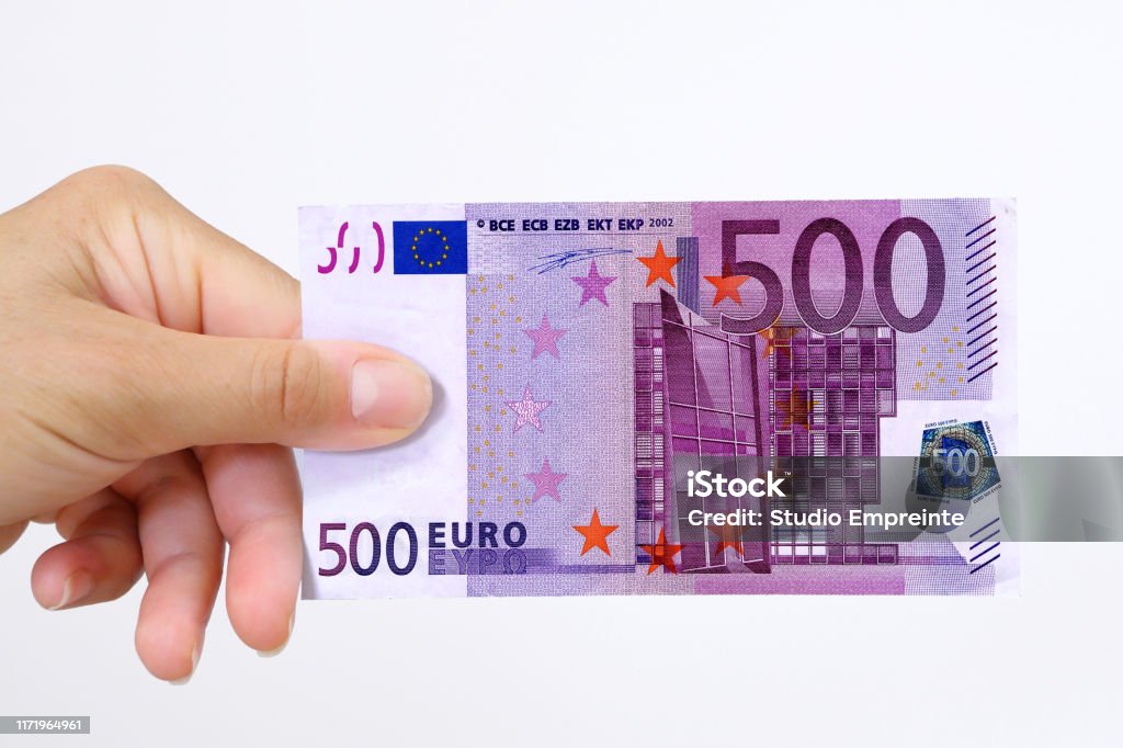 Tay cầm tờ 500 Euro Đây là hình ảnh một chiếc tay cầm một tờ tiền siêu to khổng lồ, cụ thể là tờ 500 Euro. Với thiết kế hoa văn tinh xảo và chất liệu giấy chất lượng cao, tờ tiền này được xem là biểu tượng của sự giàu có và đẳng cấp châu Âu. Nếu máu tiền và muốn xem thêm về dòng tiền này thì hãy xem ngay!