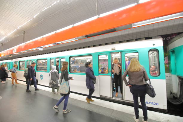 地下鉄通勤者パリフランス - paris metro train ストックフォトと画像